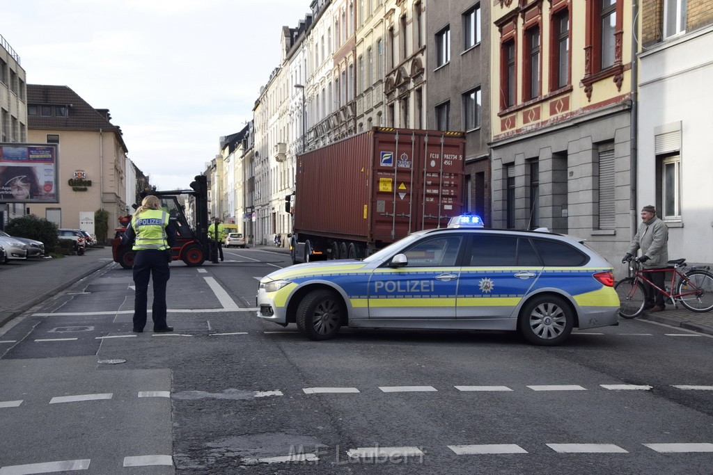 LKW gegen Bruecke wegen Rettungsgasse Koeln Muelheim P59.JPG - Miklos Laubert